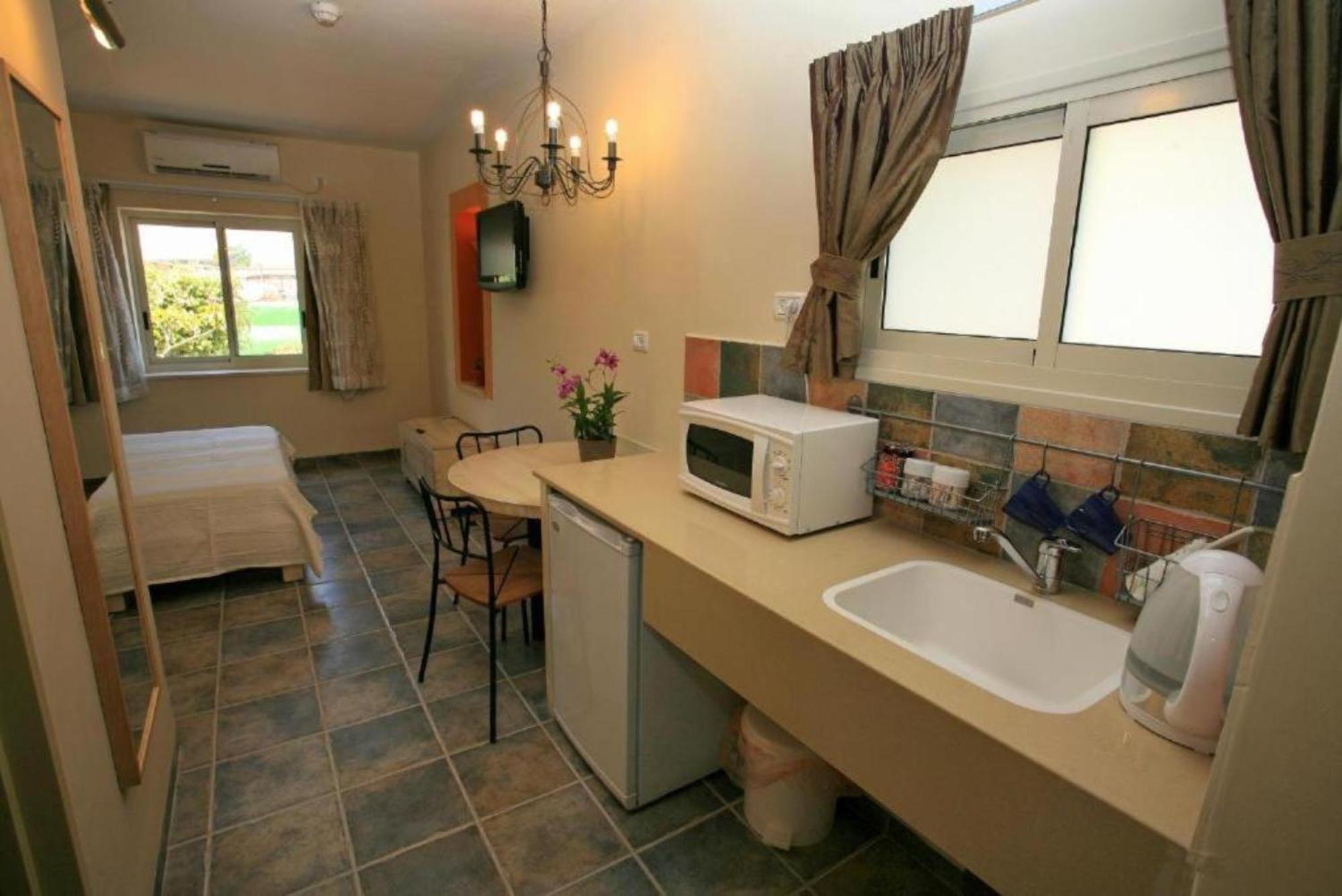 Shaar Hagolan Kibbutz Country Lodging Esterno foto