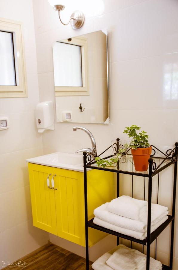 Shaar Hagolan Kibbutz Country Lodging Esterno foto